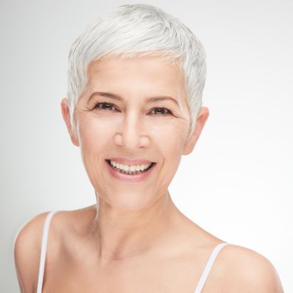 Facelift Berlin - Fröhliche Frau nach ihrer OP