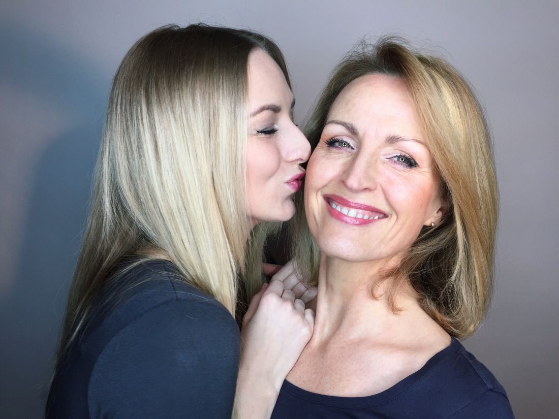 Glückliche Patientinnen nach einer Behandlung in der Schönheitschirurgie