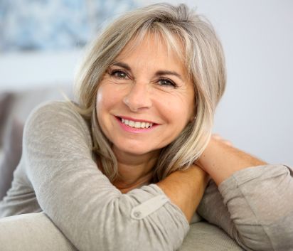 Glückliche Patientin nach einer Faltenbehandlung