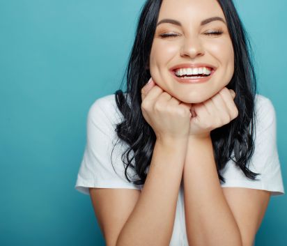 Glückliche Patientin nach einer Faltenunterspritzung