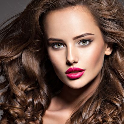 Patientin mit straffer Haut nach einer Faltenbehandlung