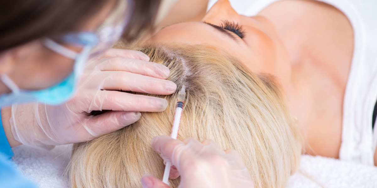 Patientin bei einer Behandlung mit Botox gegen Haarausfall