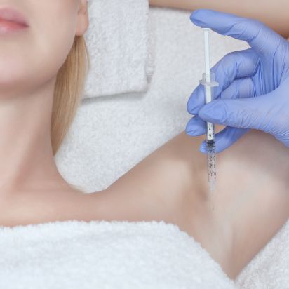 Patientin bei einer Botoxebhandlung gegen übermäßiges Schwitzen